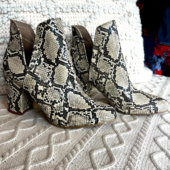 Madden Girl Faux Snakeskin Ankle Booties, Pull on, Women’s size 9.5 - Picture 1 of 8